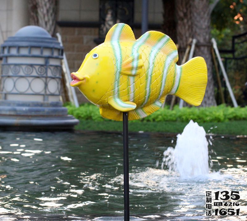 噴泉池塘中玻璃鋼卡通魚(yú)雕塑 噴泉池塘中玻璃鋼卡通魚(yú)雕塑